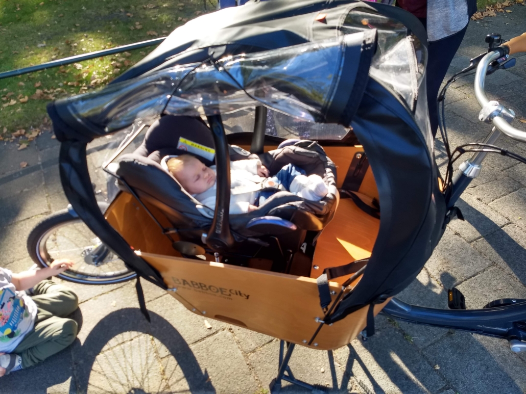 een maxi cosi kun je in de bakfiets plaatsen met een speciale standaard.